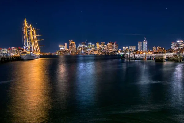 夜景下帆船在城景附近的美丽景色 — 图库照片