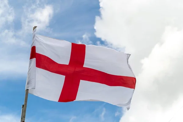 Bandeira Inglaterra Belo Céu Azul Nublado Fundo — Fotografia de Stock