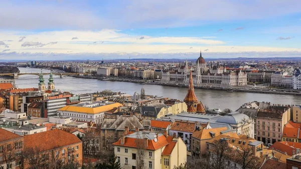 Légi Kilátás Budapest Városképére Duna Folyóra Kék Felhős Alatt Magyarországon — Stock Fotó