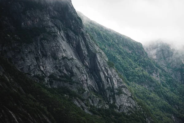 云雾中岩石悬崖的美丽镜头 — 图库照片