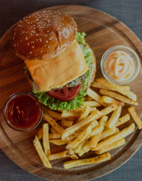 Pionowe Ujęcie Hamburgera Frytki Przygotowane Otoczeniu Wysokiej Klasy Elitarnej Restauracji — Zdjęcie stockowe