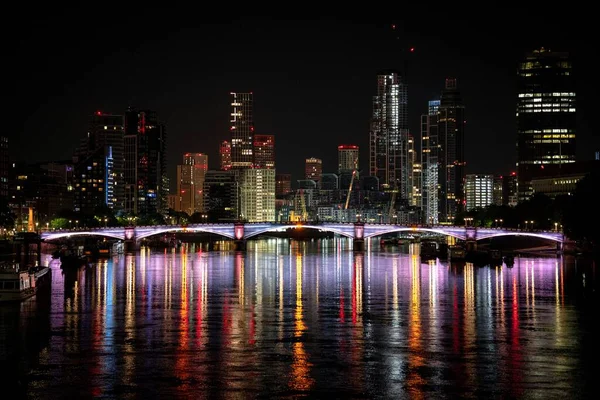 Verlichte Skyline Van Londen Nachts Weerspiegeld Water — Stockfoto