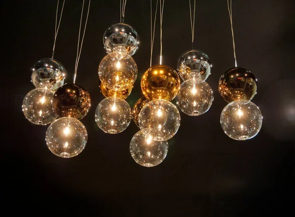 Een Lage Hoek Schot Van Glazen Bubbels Lampen Grijze Achtergrond — Stockfoto