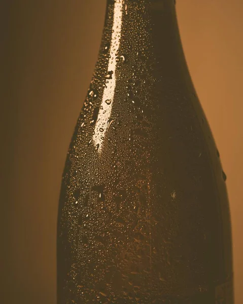 Крупный План Поверхности Бутылки Холодного Вина Капельками Воды — стоковое фото