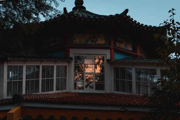Vacker Utsikt Över Övre Del Asiatisk Byggnad Som Reflekterar Solnedgången — Stockfoto