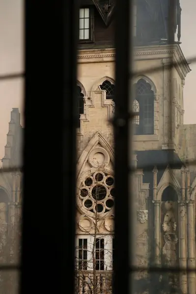 Ein Winzig Klarer Fensterblick Auf Die Riesige Barocke Burgarchitektur — Stockfoto