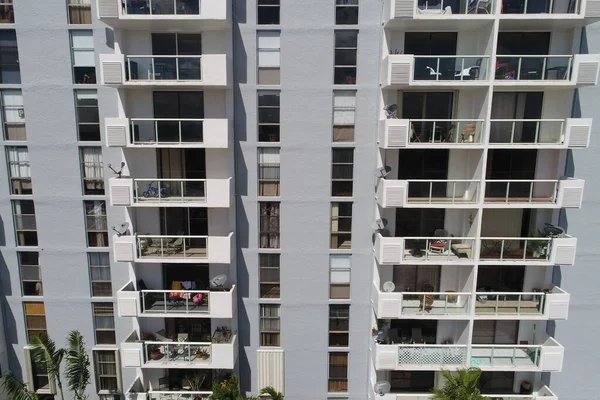 Uma Vista Prédio Apartamentos Com Varandas Durante Nascer Sol — Fotografia de Stock