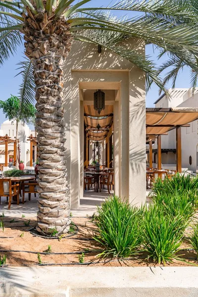 アブダビのAl Wathba Desert Resort Spaの中庭と噴水 — ストック写真