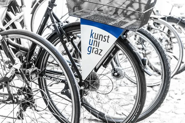 Die Straßenrand Geparkten Fahrräder Mit Einem Schild Kunstuniversität Graz Selektiver — Stockfoto