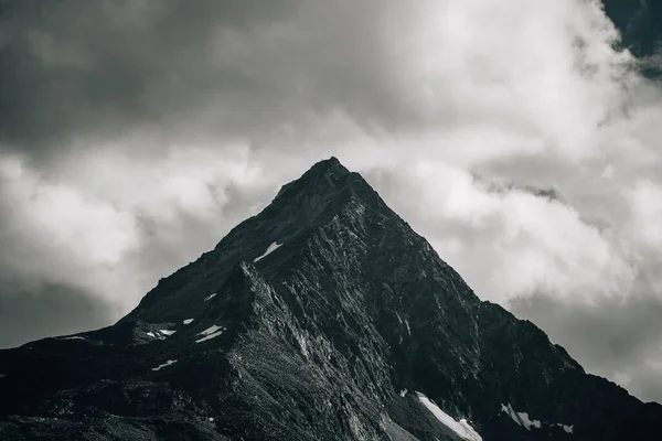 Bulutlu Gökyüzüne Karşı Çıkıntılı Bir Dağın Gri Pulu — Stok fotoğraf