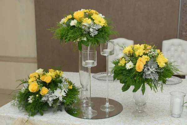 Egy Közeli Csokor Sárga Virággal Asztalon — Stock Fotó