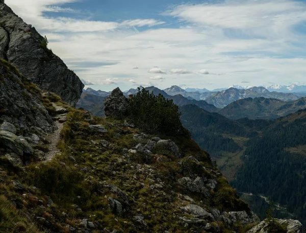 Vacker Natur Ett Stenigt Bergigt Landskap Molnig Himmel Bakgrund Österrike — Stockfoto
