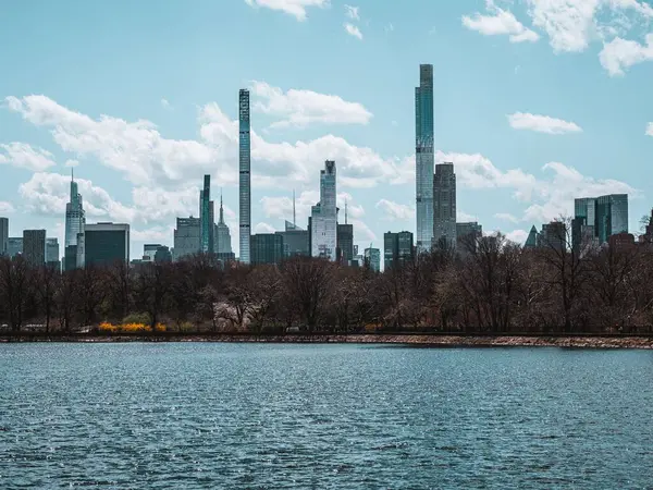 Schöne Aufnahme Eines Flusses Vor Dem Hintergrund Der New Yorker — Stockfoto
