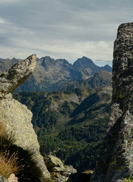雲の多い空の下でオーストリアの高さの岩の山の垂直ショット — ストック写真