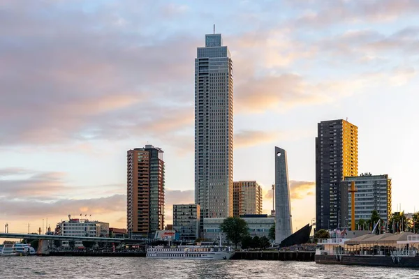 Rotterdam Gün Batımında Açık Renkli Gökyüzüne Karşı Eski Yeni Binalarla — Stok fotoğraf