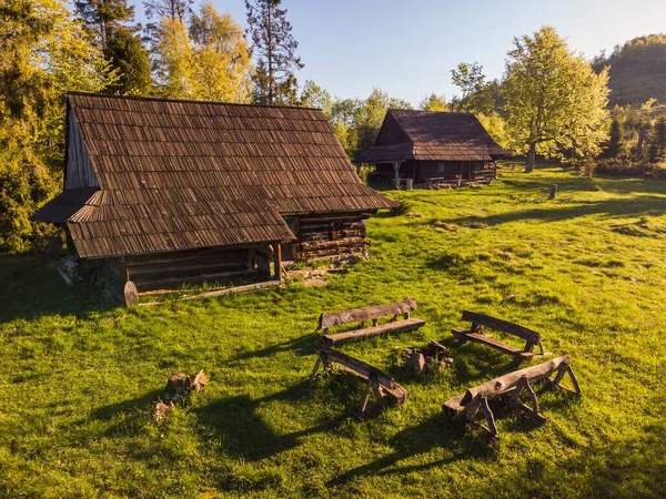 Ein Ländliches Holzhaus Einem Grünen Wald — Stockfoto