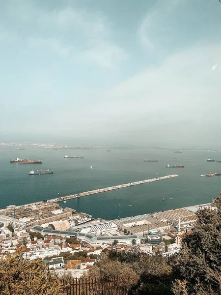 霧の日に多くの船とジブラルタル港の垂直高角度ビュー — ストック写真