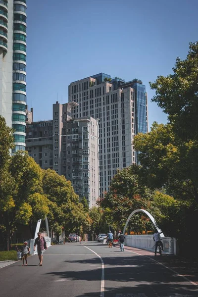 Lejligheden Bygninger Mennesker Der Går Gaden Boligområde Shanghai Kina - Stock-foto