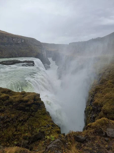 アイスランドのヴィータのガルフクロス滝の垂直ショットは 曇った空の下で蒸気で覆われています — ストック写真
