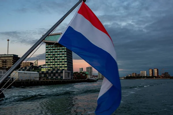 Hollanda Ulusal Kırmızı Beyaz Mavi Bayrağı Arkasında Şehir Manzarasıyla Maas — Stok fotoğraf