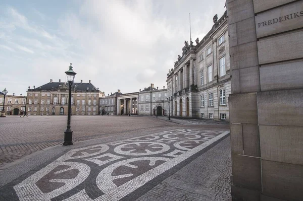 丹麦哥本哈根Amalienborg宫的低视角景观 — 图库照片