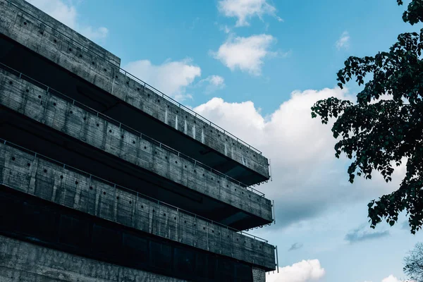Lavt Vinkelbilde Gammel Bygning Med Flere Etasjer Den Blå Himmelen – stockfoto
