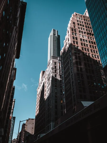 ニューヨークの街中のビルの垂直ショット — ストック写真