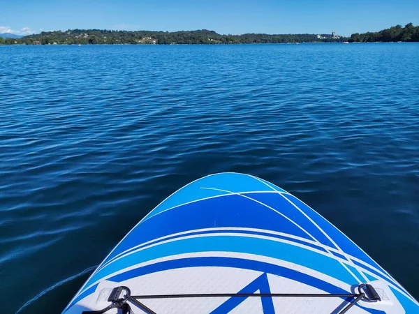 Ein Schöner Blick Von Einem Boot Einem Ruhigen See Mit — Stockfoto