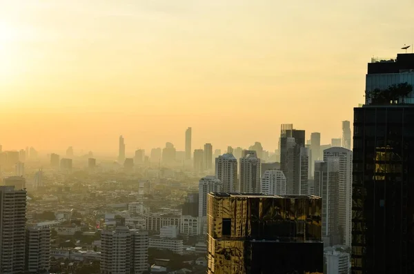 近代的な高層ビルが立ち並ぶ市街地の空中風景 — ストック写真