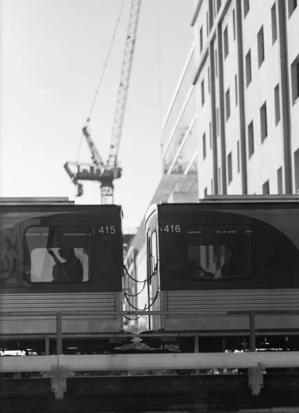 Pionowa Skala Szarości Transportu Publicznego Proces Budowy Tle — Zdjęcie stockowe
