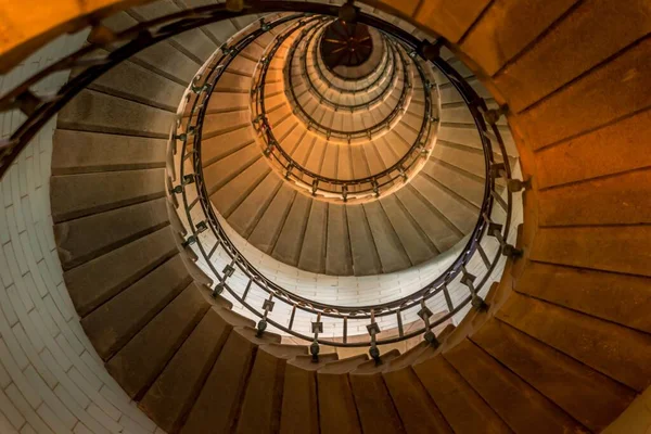 Una Toma Ángulo Bajo Una Escalera Forma Espiral — Foto de Stock