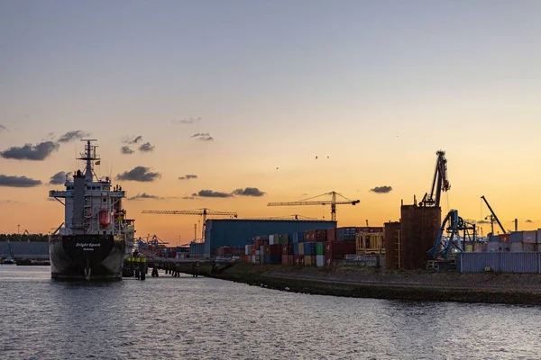 Βιομηχανική Εσωτερική Ναυτιλία Πολύχρωμοι Γερανοί Στο Λιμάνι Στο Ηλιοβασίλεμα Μπλε — Φωτογραφία Αρχείου