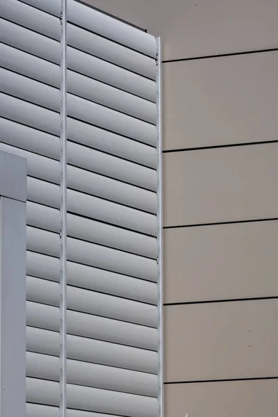 Vertikální Detailní Záběr Okenních Žaluzií Zachycených Vedle Krémově Bílé Stěny — Stock fotografie
