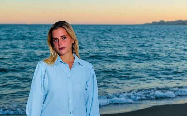 Porträts Einer Schönen Frau Mit Dem Ozean Hintergrund — Stockfoto