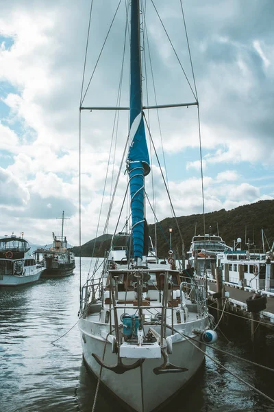 Vertical Shot Sailing Boat Harbor Cloudy Day — Stock Photo, Image
