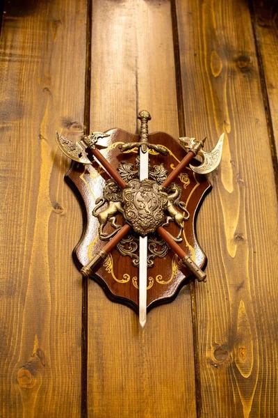 盾牌和剑的垂直射击 海盗标志 — 图库照片