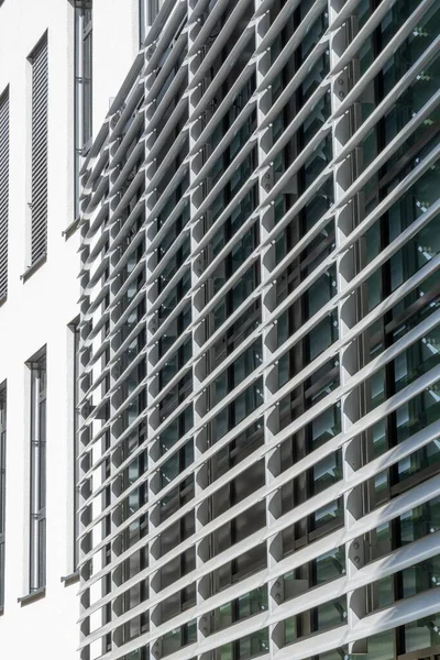 Eine Vertikale Nahaufnahme Der Fassade Eines Modernen Architektonischen Gebäudes — Stockfoto