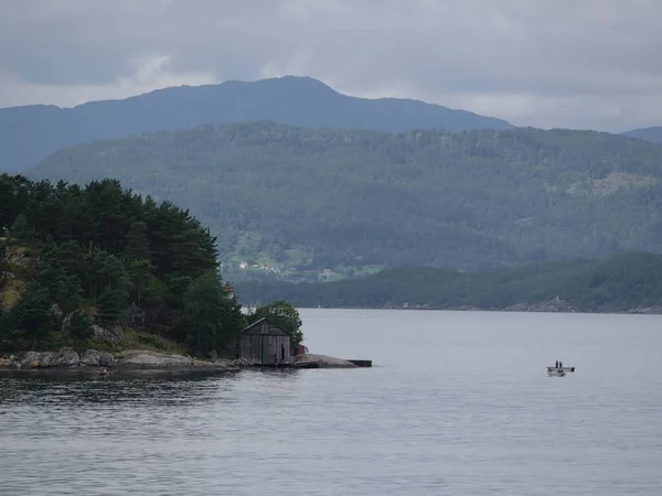 Scénický Záběr Dvou Malých Rybářských Člunů Plovoucích Norském Fjordu Vedle — Stock fotografie