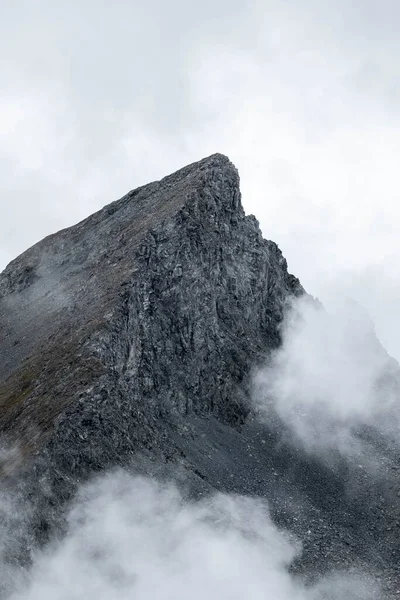 Disparo Vertical Pico Una Montaña Rocosa Día Niebla —  Fotos de Stock