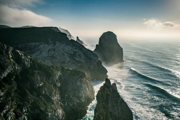 Eine Malerische Aufnahme Von Wellen Die Auf Die Klippen Richtung — Stockfoto