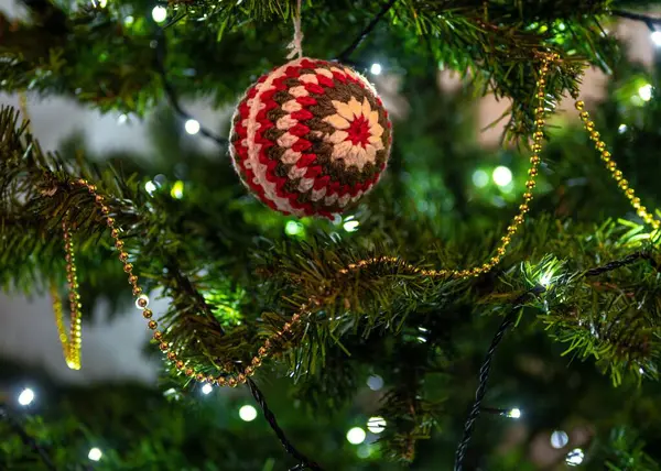Een Close Van Mooie Decoraties Glanzende Kerstboom — Stockfoto