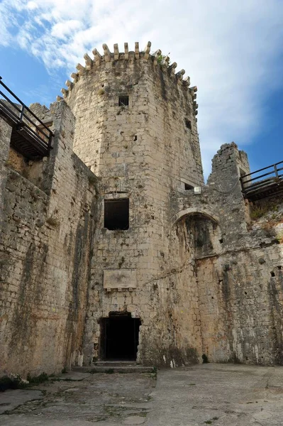 在克罗地亚特鲁吉尔城堡的中世纪塔楼与蓝天的垂直对比 — 图库照片