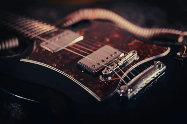 지상에 현대적 기타의 클로즈업 — 스톡 사진