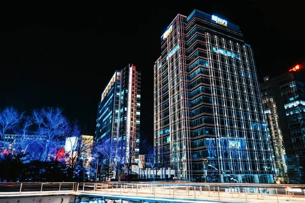Una Hermosa Vista Nocturna Los Edificios Iluminada Con Luces Azules — Foto de Stock