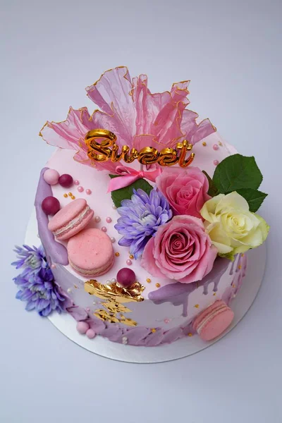一张装饰精美的生日蛋糕的头像 上面写着 — 图库照片