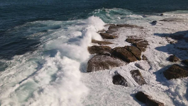 Вид Воздуха Океанские Волны Врезающиеся Скалы Пляже Бонди Солнечный День — стоковое фото