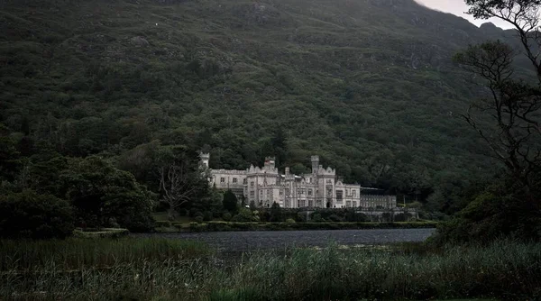 Μοναστήρι Kylemore Abbey Στην Ιρλανδία Ενάντια Στο Μεγάλο Βουνό Μια — Φωτογραφία Αρχείου