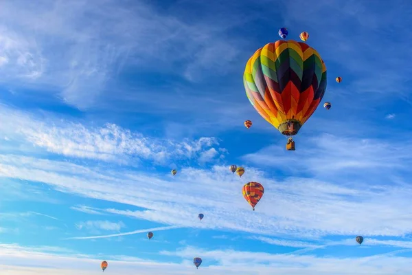 Живописный Вид Разноцветных Воздушных Шаров Летающих Голубом Небе Покрытых Облаками — стоковое фото