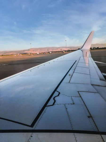 Вертикальный Снимок Самолета Приземлившегося Аэропорту Алжира — стоковое фото