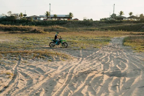 Homem Com Capacete Montando Uma Moto Motocross Campo Rural — Fotografia de Stock